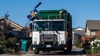 Green Waste Management Autocar ACX McNeilus ZR Side Loader Garbage Truck on Recycling