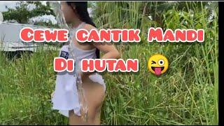 Ngintip cewe Mandi di hutan // asyik mandi di siang hari