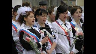 Песню "Посвящение Учителям" исполняет хор выпускников и учителей