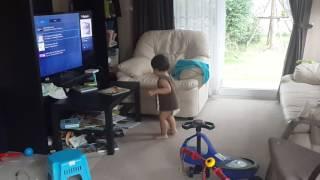 Alex Prin Braun (17 months) is afraid of the moving army truck.