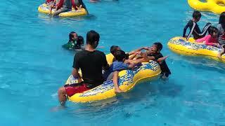 Marco berenang di Owabong