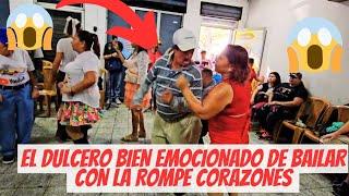 El dulcero bien emocionado de bailar con la rompe corazones 