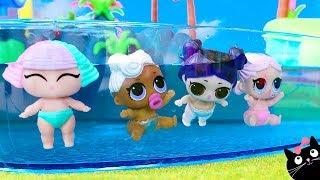 Las Muñecas LOL Bebés se Divierten en la Piscina con Tobogán del Parque Acuático - Cat Juguetes