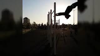 Чеченец АдамГайрбеков показывает Parkour и Workout в центре Грозном