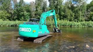 Ekskavators KOBELCO SK 130 tīra Salacas gultni