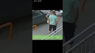 Ударил женщины под лицо