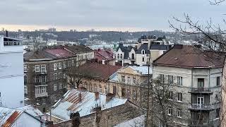 Оглядовий майданчик на вітряний дощовий Львів.