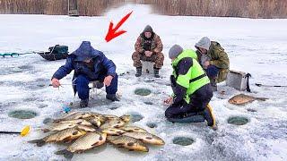 ДЕД КАРАСЯ на САЛО ТЯГАЕТ...!!! СЕКРЕТ КАРАСЯ ЗИМОЙ!!! РЫБАЛКА на КАРАСЯ ЗИМОЙ со ЛЬДА