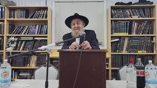 Rabbi Yosef Uminer speaks at the Vov Tishrei Farbrengen near the Rebbe's Ohel 5782.