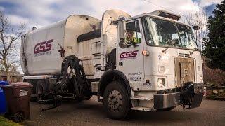 Volvo WX64 - McNeilus AutoReach Garbage Truck