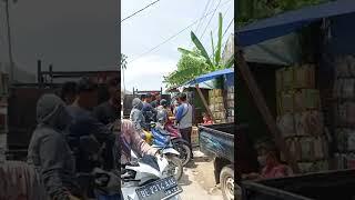 Viral Warna Hitam Tiga org marah besar Pukul leher Gemuk, nenek, anak pelan2 motor tabrak Mobil
