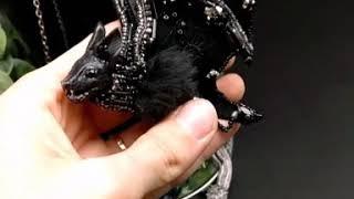 Вышитая брошь летучая мышь