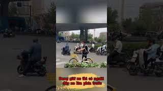 Đang giữ xe thì có người đẩy xe lên phía trước