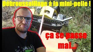 On débroussaille à la mini-pelle ! Spoiler : ça se passe mal ! 