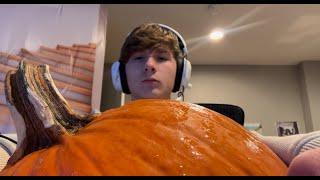 CARVING A BEAUTIFUL PUMPKIN