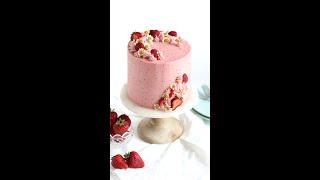Homemade strawberry layer cake with strawberry buttercreamrecipe at sugarandsparrow.com