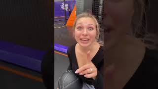 Lucy muss Oberkörper FREI im Trampolin Park springen? #shorts