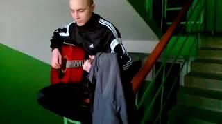 Парень классно поет