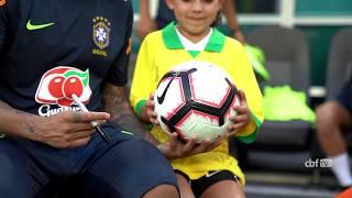 NEYMAR JR. recebe ARIANA SANTOS, bate bola e apresenta os amigos de SELEÇÃO BRASILEIRA