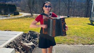 Claudia Hinker spielt das TROMPETENECHO auf ihrer Steirischen Harmonika