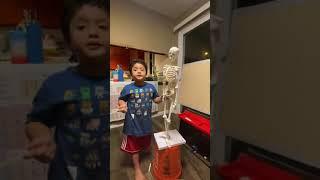 Alex teaches the SKELETON | 5 year old explains biology | Alexander Duran