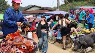 Chợ phiên ngày thứ 6- người dân bồng gà bế chó vác lợn từ tờ mờ đất đi bán để trang trải sau lũ bão