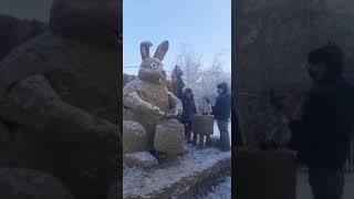 Навозный заяц играет на барабане