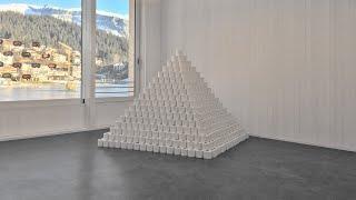 Vierseitige Pyramide aus 1785 Toilettenpapierrollen