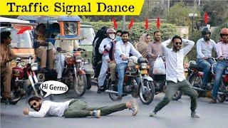 Pushpa srivalli Dance In Public | Traffic Signal Dance | Traffic Dancer @AniqCrazyFun