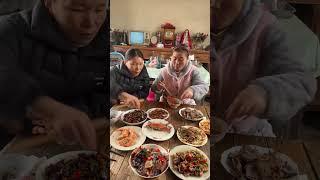 A cousin from the countryside came to visit her home again to share the rural food life