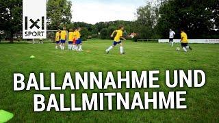 Raumgreifende Ballan- und mitnahme: Fußballübung für Kinder