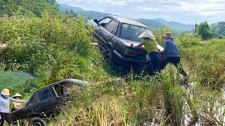 The car sank into the deep field. I helped her pull the car back to repair it successfully.