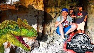 Dani y Evan en  LA CUEVA DE LOS DINOSAURIOS 