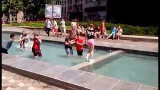 Kids, playing in pool, center of Beograde. Дети купаются в фонтане в центре Белграда...