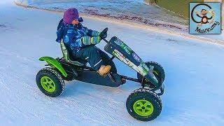 Дети и машинки. Манкиту в парке для детских машинок / children and cars in the park