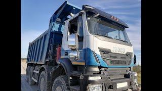 Как поставить самосвал обратно на колеса. Bulldozer lifts an overturned dump truck.