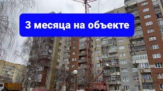 Гусеничный кран СКГ-401  работает на выполнении капитального ремонта "Жилого дома".