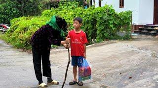 Help the elderly on the way to buy food return home. It's raining, work at home.