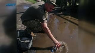 Як на Волині до приїзду Зеленського військові вигрібали воду з калюж