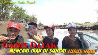 Gadis Dayak mencari ikan di sungai