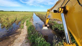 LIMPANDO CANAL DE ESCOAMENTO // Escavadeira hidráulica