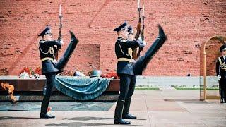 СМЕНА ПОЧЕТНОГО КАРАУЛА У ВЕЧНОГО ОГНЯ В МОСКВЕ.Change of the guard of honor at the Eternal Flame .