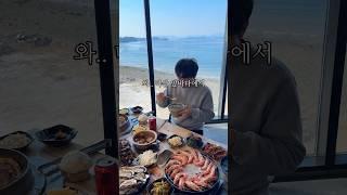 협찬 마산 앞바다 바라보며 가마솥째 나오는 푸짐한 해산물과킹타이거새우 멍게 미역국을 내어주는 곳 해물구이/ 블랙타이거/ 삼겹살/ 철판장어 중2가지선택! 마산 노을보러왔굴 #마산맛집