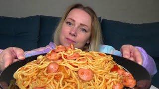 МУКБАНГ МАКАРОНЫ С СОСИСКАМИ или ПАСТА ЭКОНОМ ВАРИАНТ///Mukbang еда на камеру///Русский мукбанг/