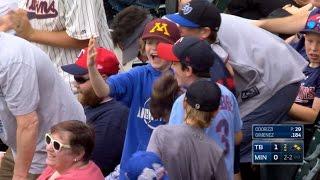 TB@MIN: Young fan pumped up after snagging souvenir