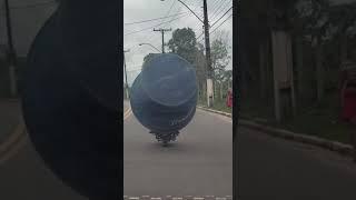 Homem é flagrado transportando caixa d'água em motocicleta
