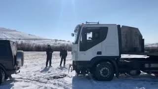 Mercedes G-class and truck Гелендваген тащит фуру в Армении