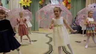 Детский танец под дождем с зонтиками Children dance in the rain with umbrellas