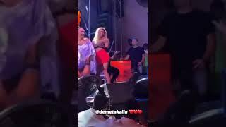 Aleyna Çalışkan ve Demet Akalın beraber dans ediyor.