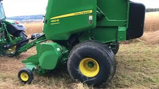 Presse à balle ronde 450M John Deere en action